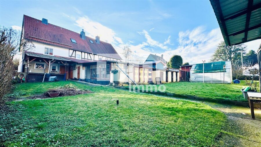 Schöne Doppelhaushälfte mit Nebengebäude, Garage und angelegtem Gartenbereich - Großer Gartenbereich